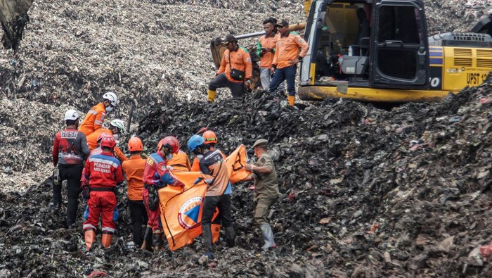 Longsor di TPST Bantargebang hingga Jatuh 6 Korban Jiwa